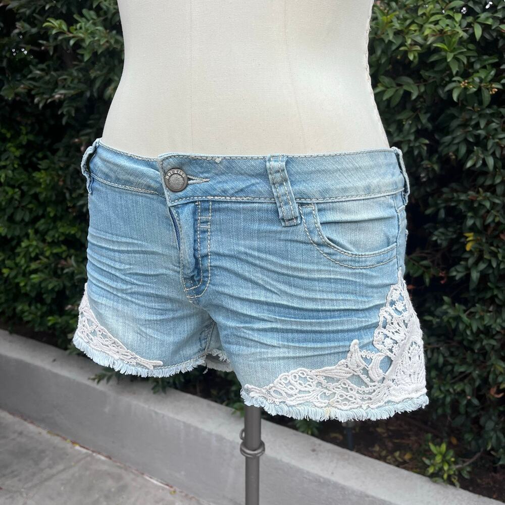 Vintage Y2K Hot Kiss Denim Shorts Women’s Size 5 Light Wash Lace Crochet Cutoff